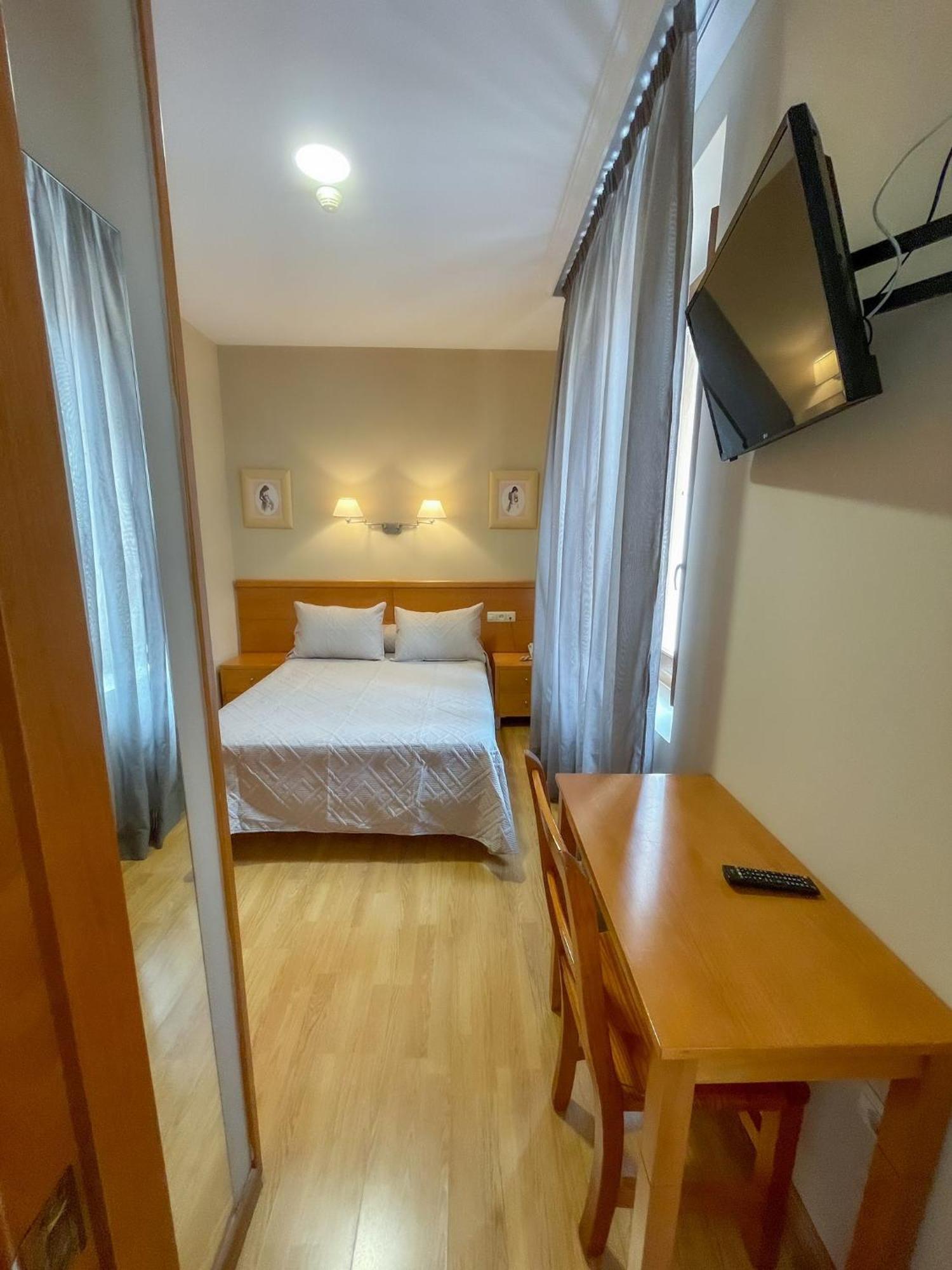 Hotel Castilla Caces Εξωτερικό φωτογραφία