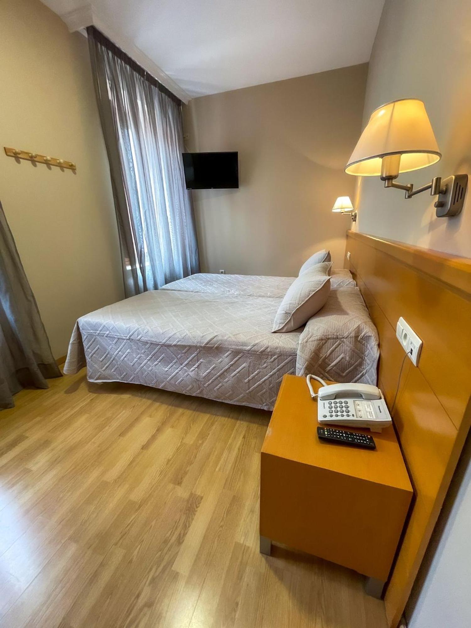 Hotel Castilla Caces Εξωτερικό φωτογραφία