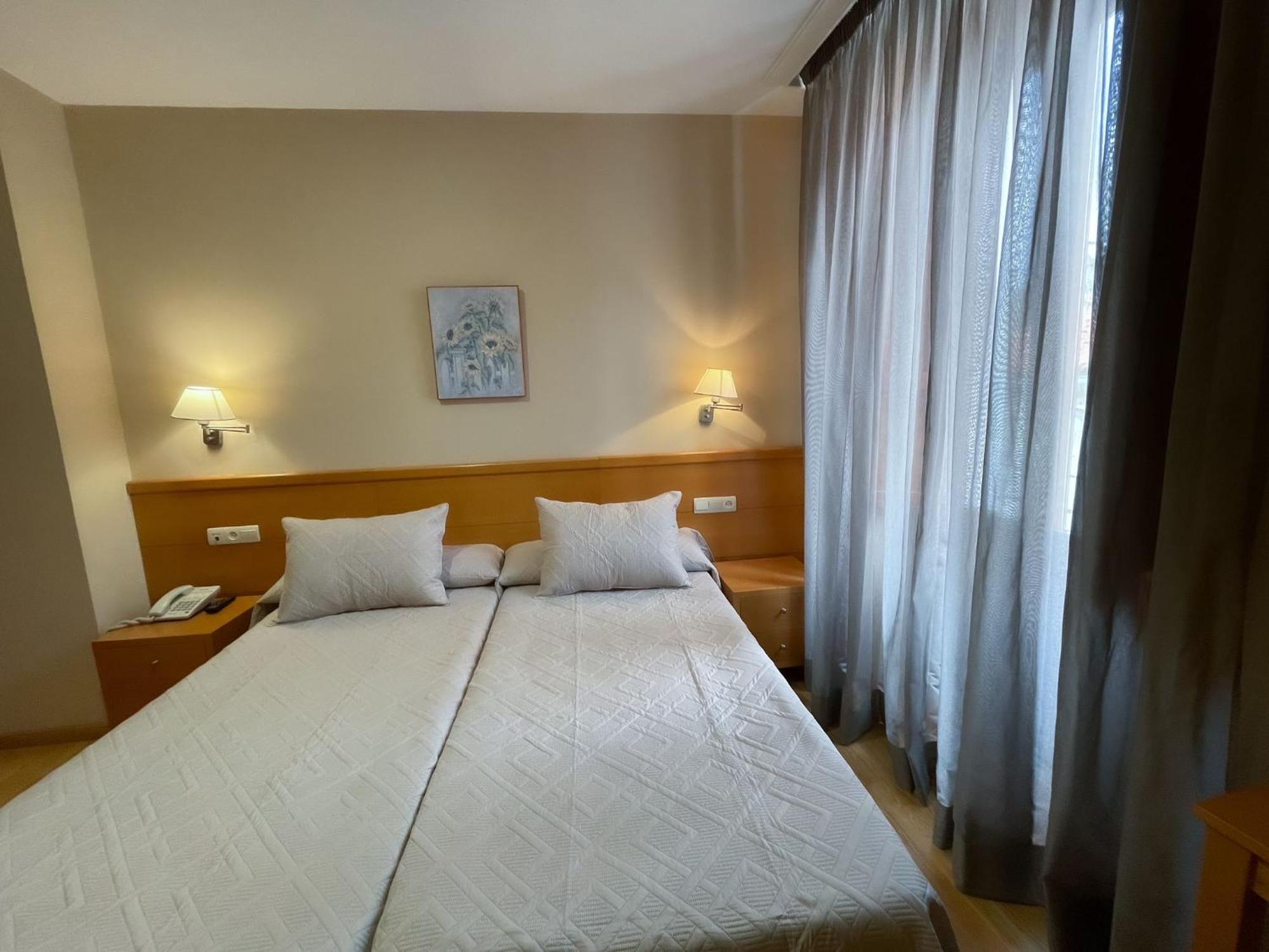 Hotel Castilla Caces Εξωτερικό φωτογραφία