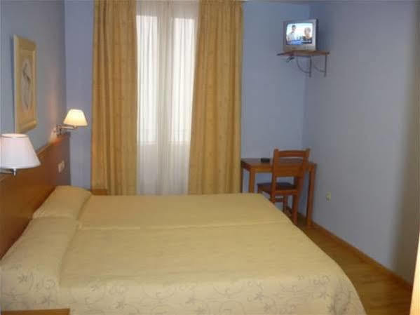 Hotel Castilla Caces Εξωτερικό φωτογραφία