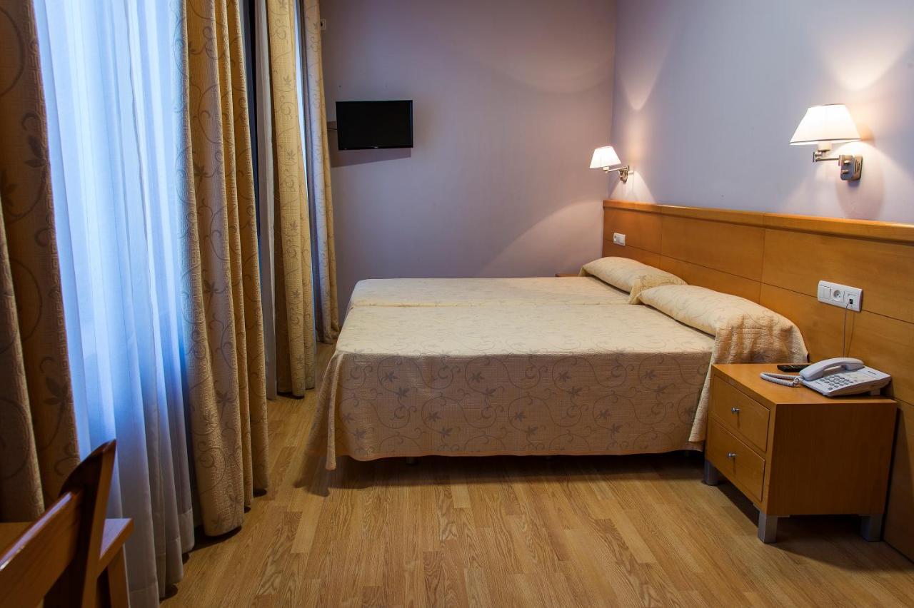 Hotel Castilla Caces Εξωτερικό φωτογραφία