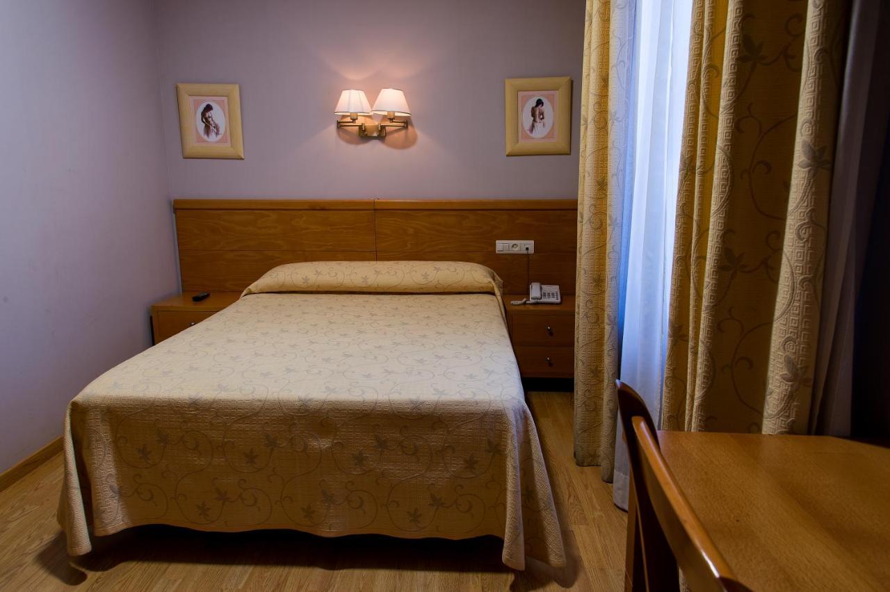 Hotel Castilla Caces Εξωτερικό φωτογραφία