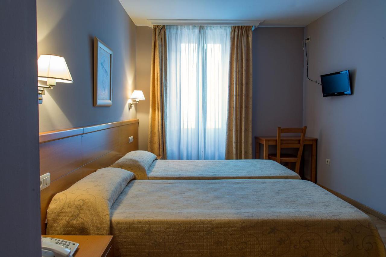 Hotel Castilla Caces Εξωτερικό φωτογραφία
